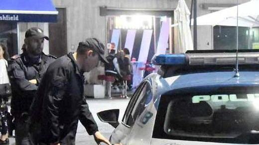 Aveva con sé un coltello e 40 grammi di hashish: denunciato dalla polizia