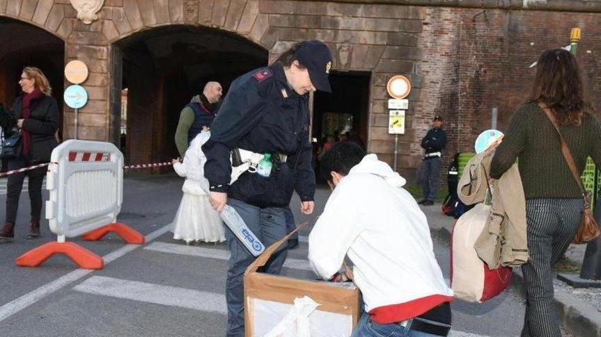 Nessun controllo alle porte Agenti in servizio fra gli stand