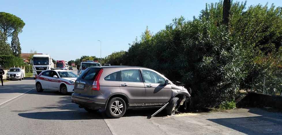 Due ragazze ferite nel Suv che finisce contro un muretto 