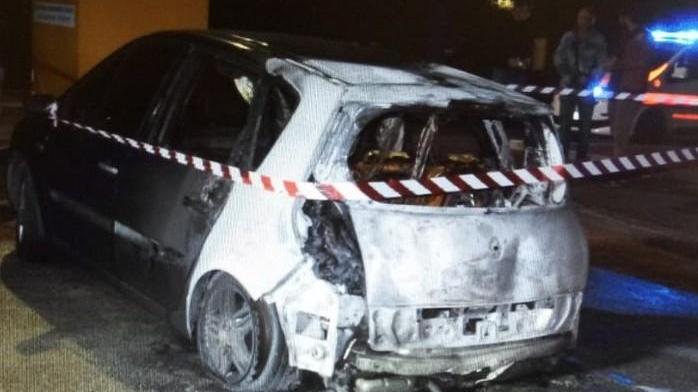 Distrutta dalle fiamme l’auto dell’ex allenatore «Forse gesto doloso»