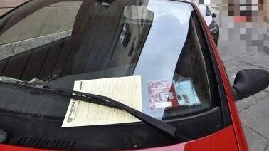 Parcheggi selvaggi Una trentina di multe di sera a Barbanella