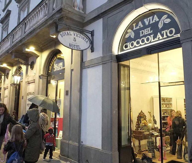 La boutique dei golosi sbarca sul lungarno 