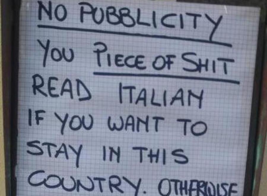 Lascia nella posta la pubblicità, insultato con frasi xenofobe