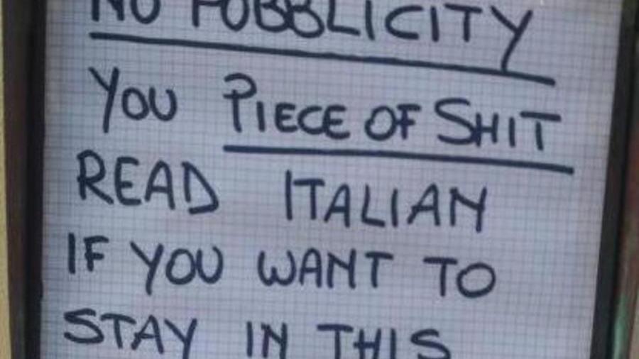 Lascia nella posta la pubblicità, insultato con frasi xenofobe