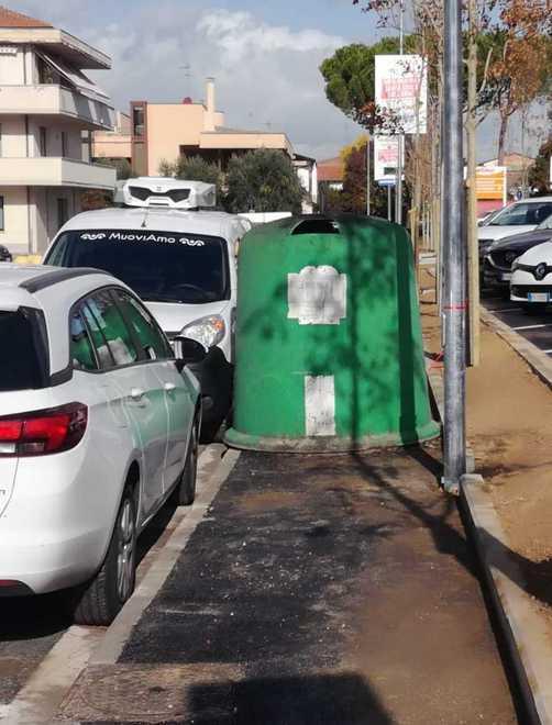 Il marciapiede occupato dalla campana del vetro «Beffa per i più deboli»
