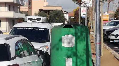 Il marciapiede occupato dalla campana del vetro «Beffa per i più deboli»