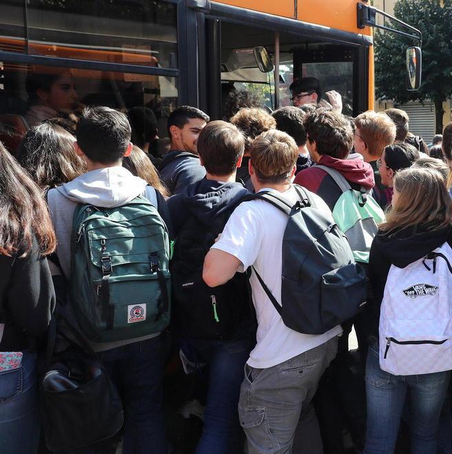 Navette insufficienti, studenti della Querceta lasciati spesso a piedi 