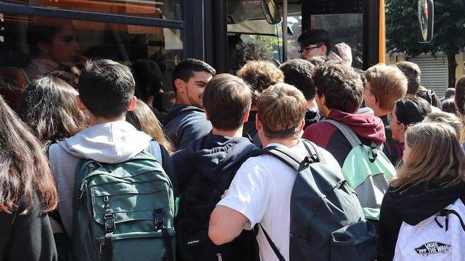 Navette insufficienti, studenti della Querceta lasciati spesso a piedi