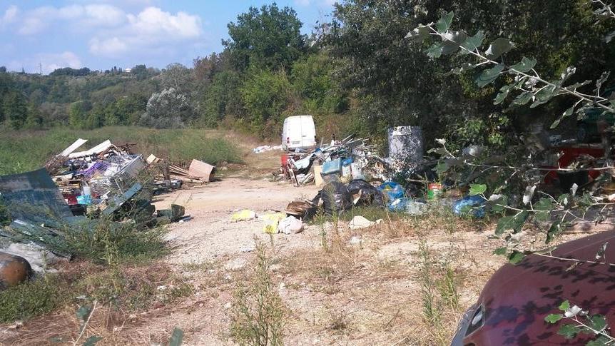Scoperto un campo trasformato in discarica abusiva