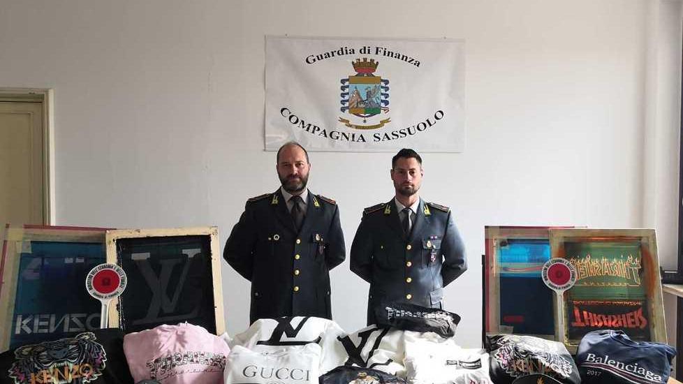 Maglie con false griffe, sequestrati tre siti