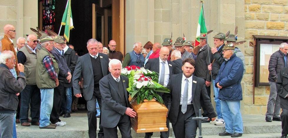 In trecento per l’addio al presidente Paolo Baisi La nipote: «Eri speciale»