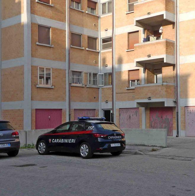 Vuole salire dalla sua ex Arrivano i carabinieri 