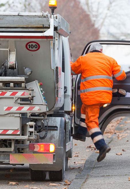 Via i cassonetti dei rifiuti Si inizia da carta e plastica