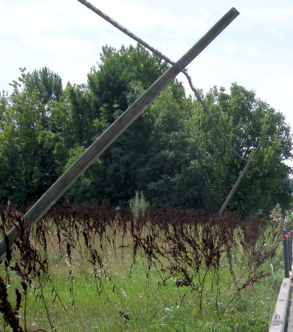 Pali Telecom pericolanti Badolato: lavori urgenti