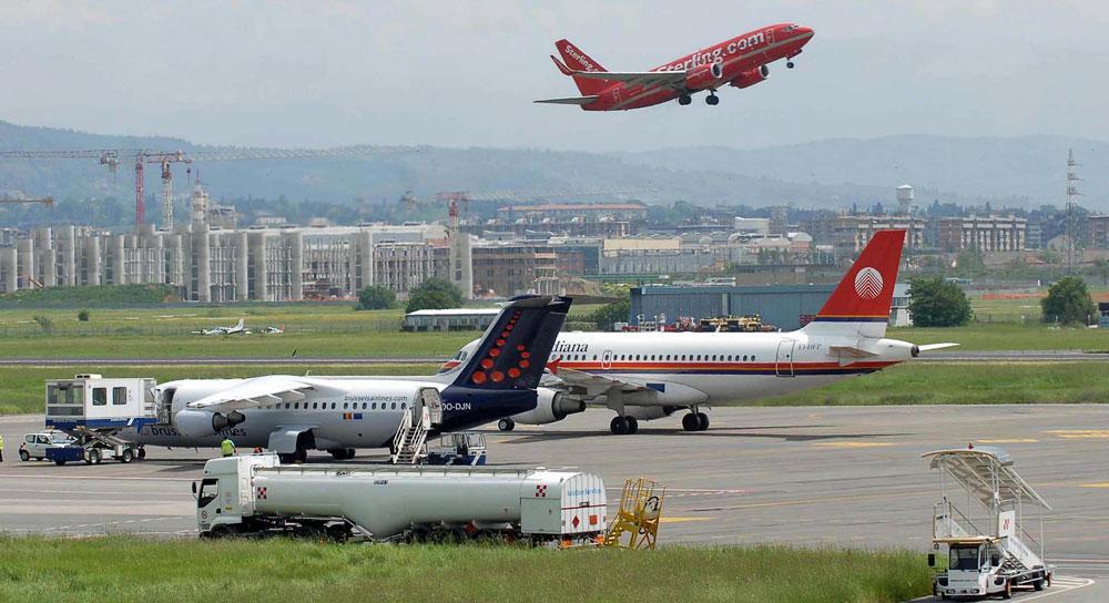 Tenta di rubare il fucile ai militari dell’aeroporto