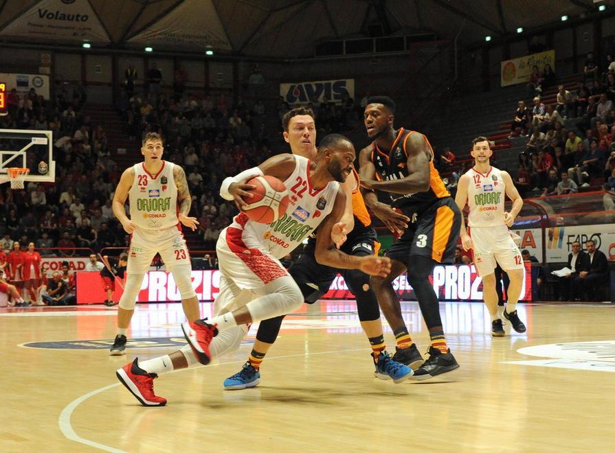 Dowdell in azione contro la Virtus Roma (Foto Gori)