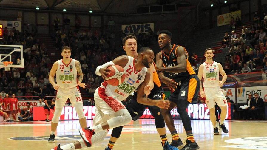 Dowdell in azione contro la Virtus Roma (Foto Gori)