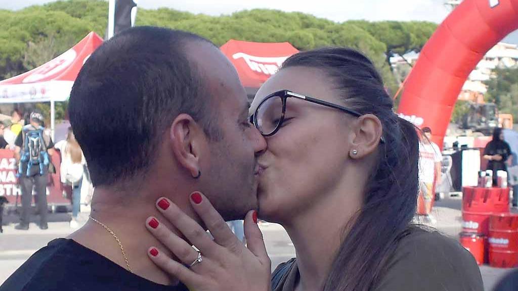 Il bacio dopo il sì alla insolita proposta di nozze alla 4x4 Fest di Carrarafiere
