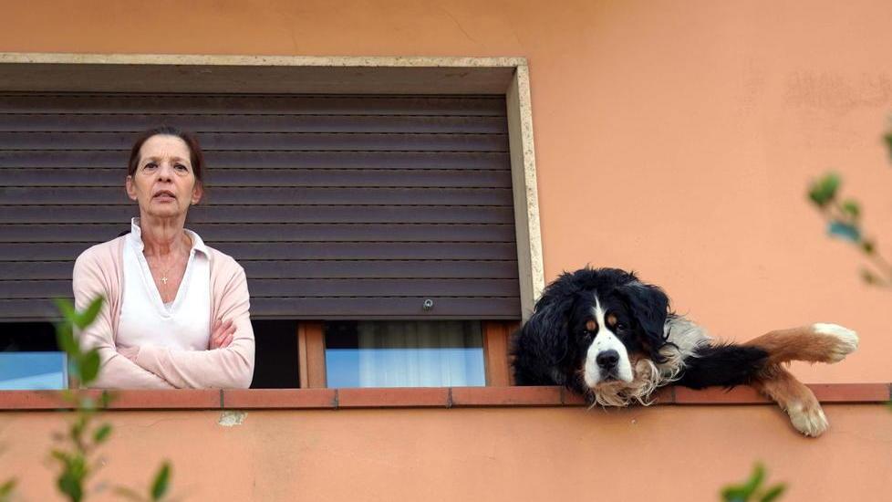 Giovanna Ferretti, in compagnia del suo cane, racconta il furto subito (Foto Franco Silvi)