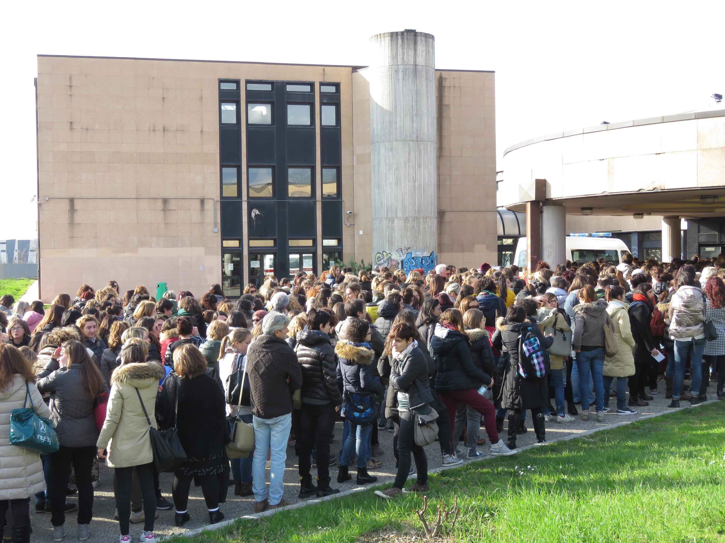 La folla di persone in attesa di entrare nell’istituto Gramsci per una prova di concorso per insegnanti del 2016 (archivio)