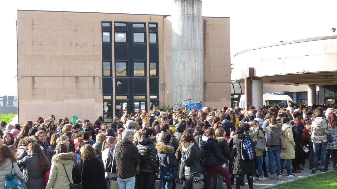 La folla di persone in attesa di entrare nell’istituto Gramsci per una prova di concorso per insegnanti del 2016 (archivio)