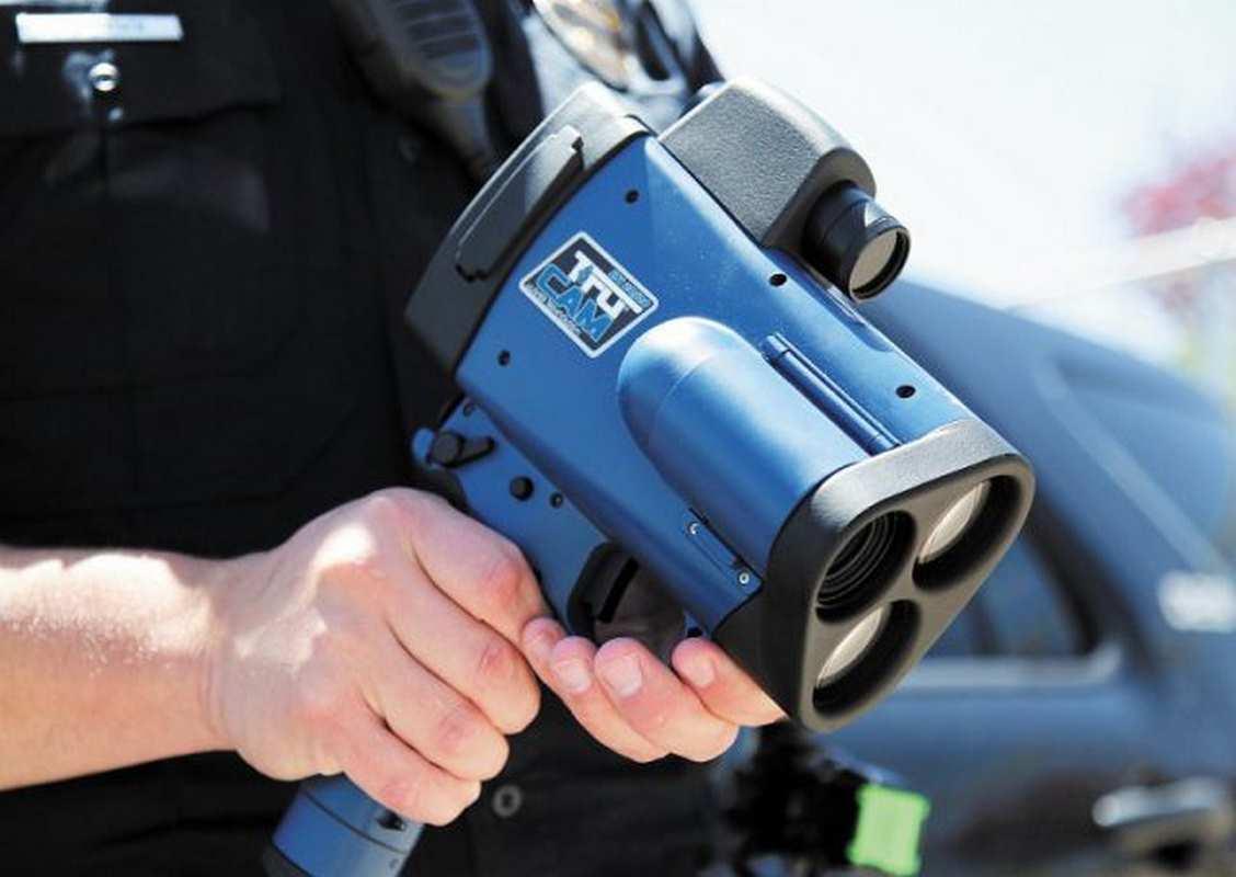 Un telelaser per rilevare la velocità di auto e camion in transito
