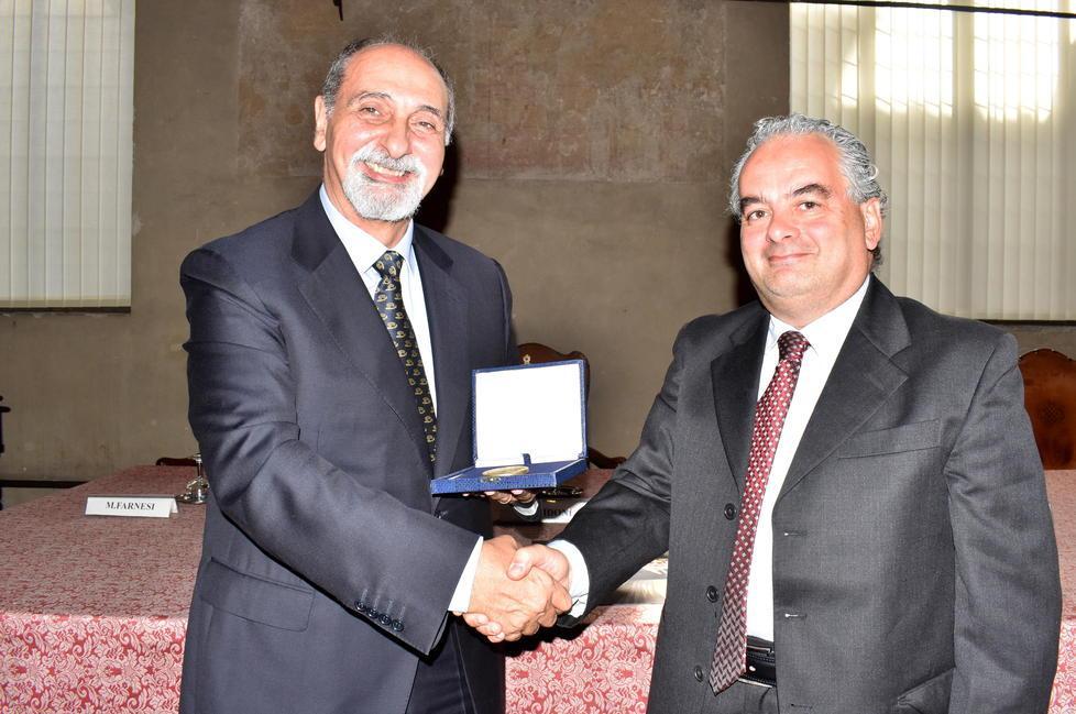 Guidoni mentre riceve il premio dal presidente della Brigata del Leoncino Domenico Asmone