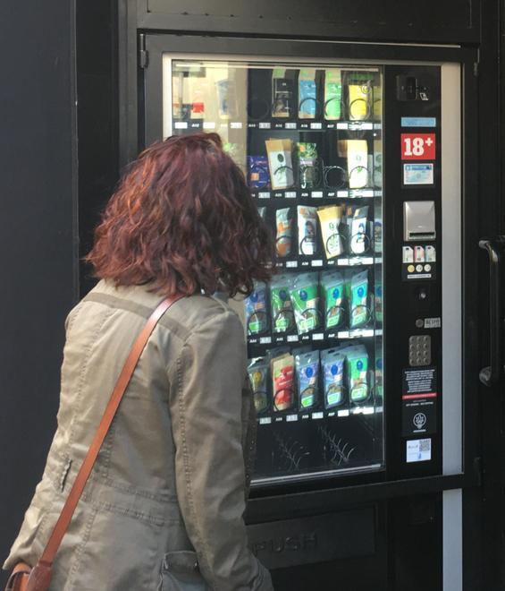 Il distributore di canapa light in via Roma a Pontedera (Foto Franco Silvi)