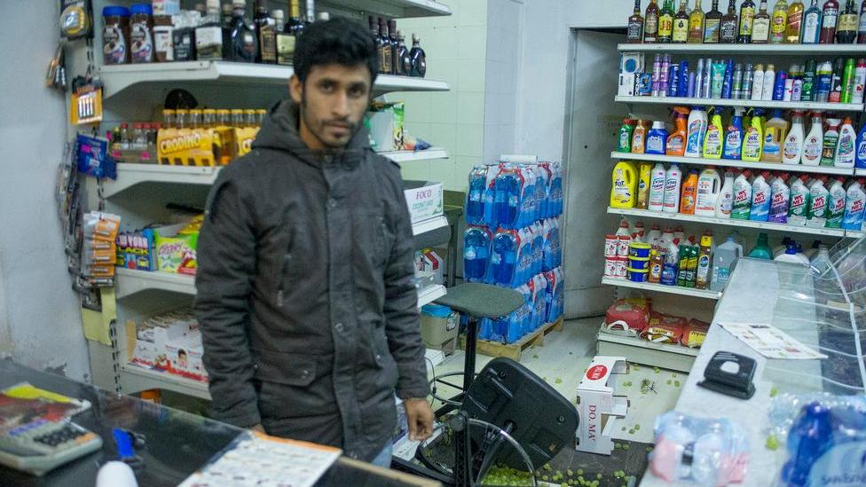 Modena, rifiuta alcol a gruppo di ragazzini lo spintonano e gli devastano il negozio