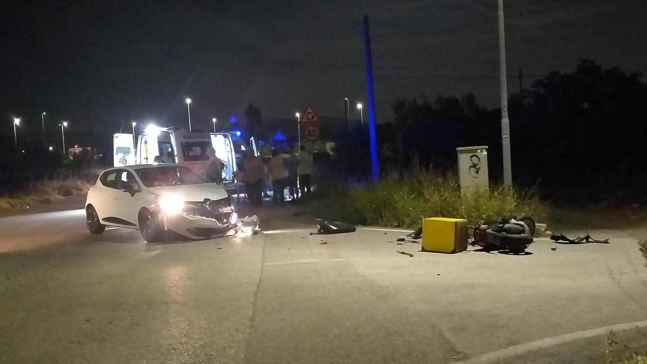 Il luogo dell'incidente. A terra lo scooter distrutto nell'impatto
