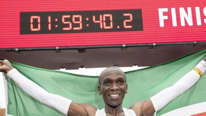 L’alieno che cadde sulla terra Maratona in meno di due ore!