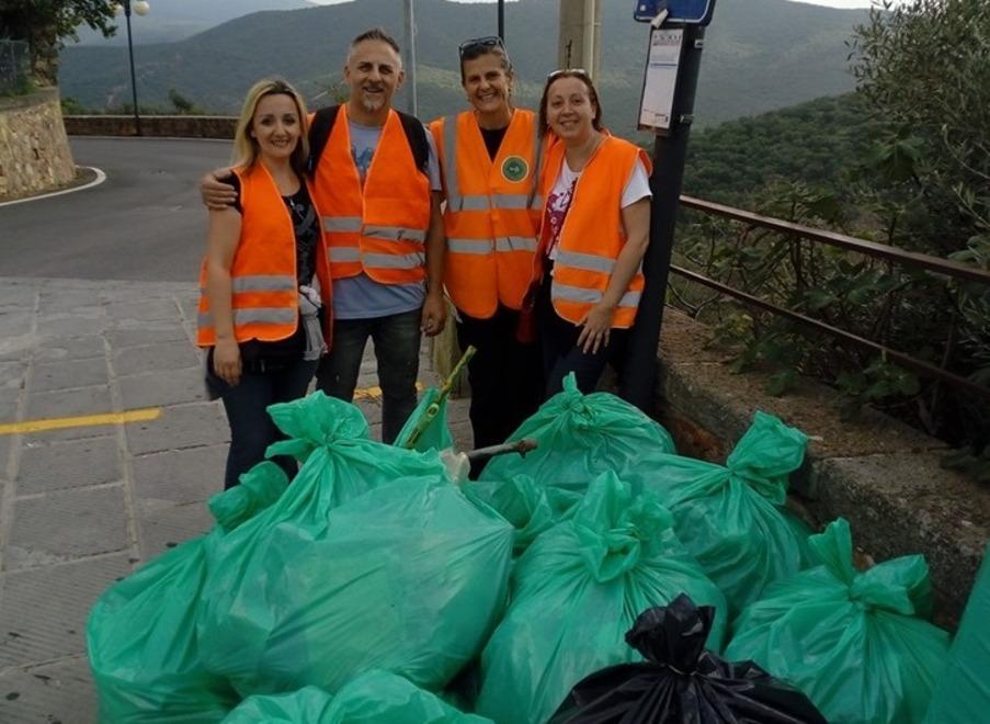 Via plastica e vetro Il paese è più pulito grazie ai volontari