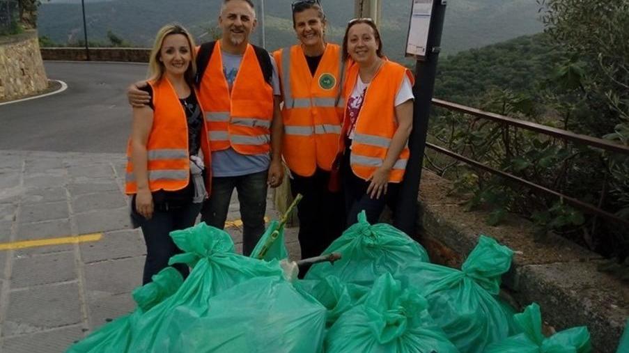 Via plastica e vetro Il paese è più pulito grazie ai volontari
