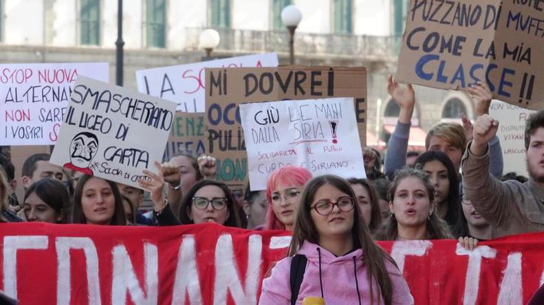 Degrado nelle aule del liceo «Andremo dai vigili del fuoco»