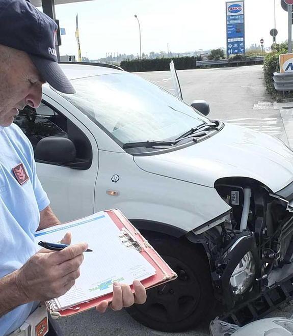 Schianto moto-auto al distributore della Tamoil 