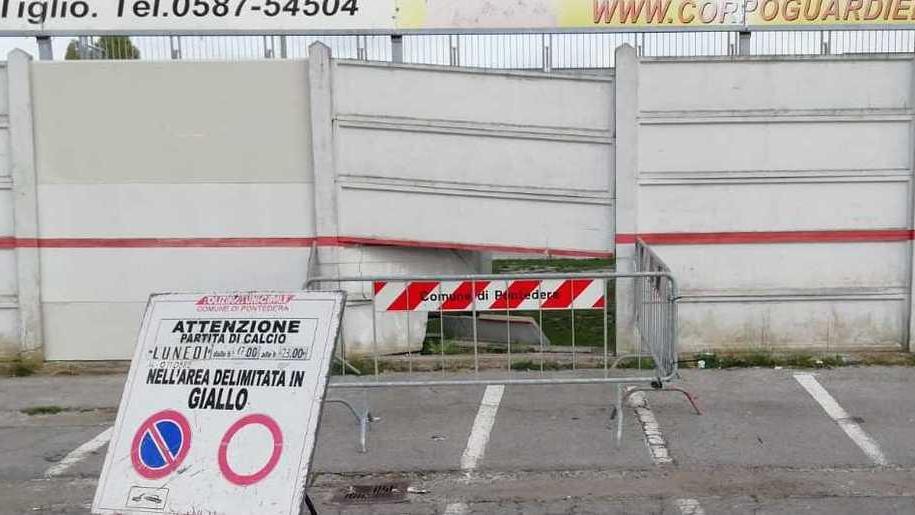 Auto sfonda il muro dello stadio