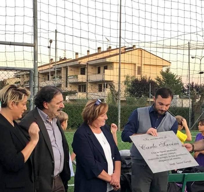 Il ricordo di Carlo Savini sul prato del campo di calcetto
