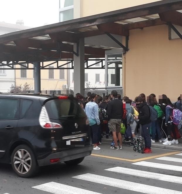 Studenti a rischio davanti alla scuola, raccolte 150 firme 