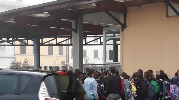 Studenti a rischio davanti alla scuola, raccolte 150 firme