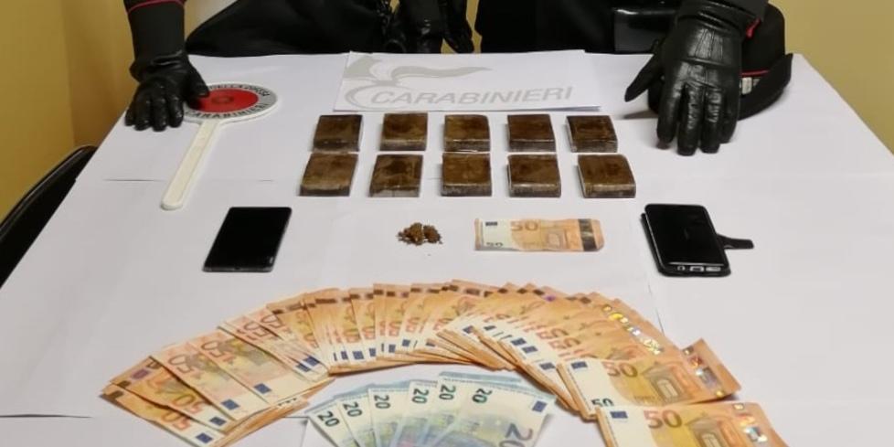 Un chilo di droga dentro al vano della ruota di scorta