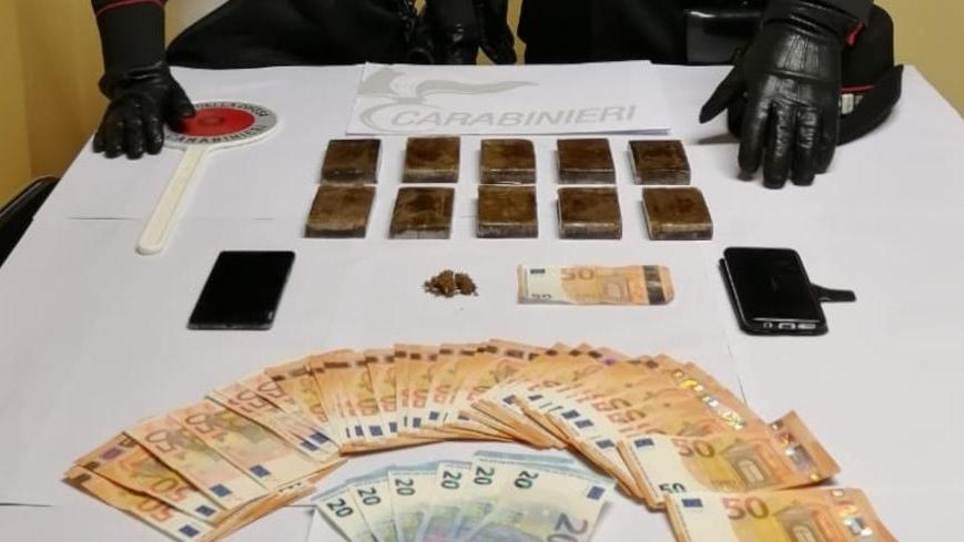 Un chilo di droga dentro al vano della ruota di scorta