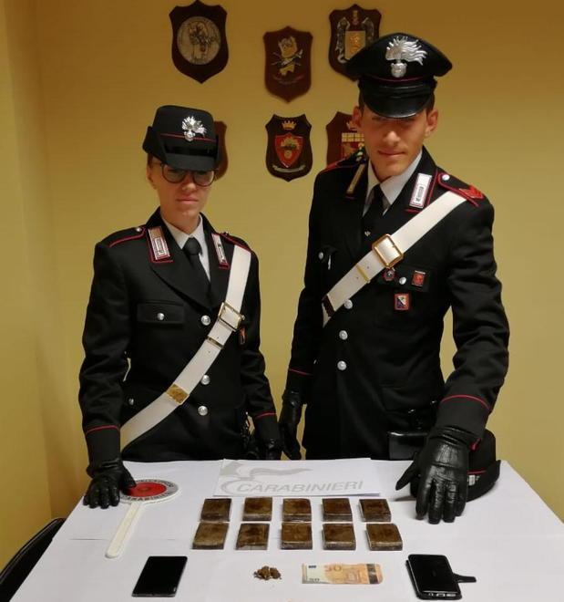 Un chilo di droga dentro il vano della ruota di scorta 