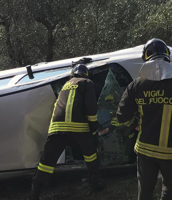 Un’auto si ribalta alle svolte di Figline