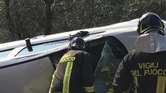 Un’auto si ribalta alle svolte di Figline