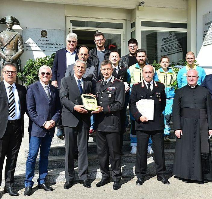 Un nuovo defibrillatore per i carabinieri di Iolo