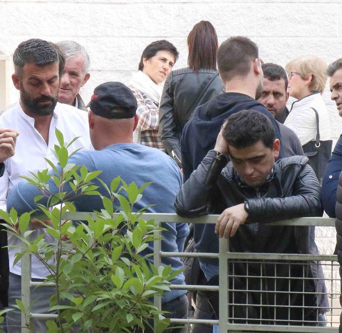 Dolore composto e straziante per l’ultimo saluto all’operaio 