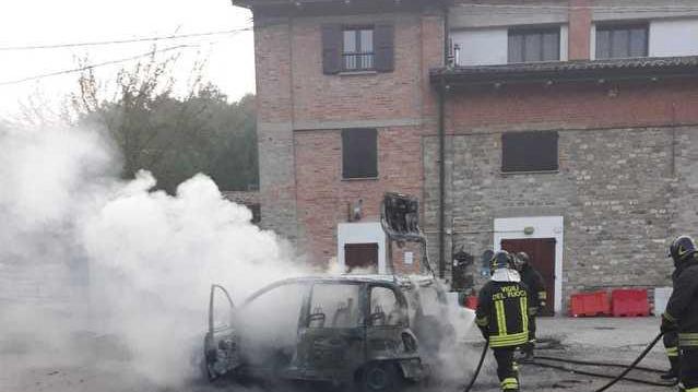 Auto a fuoco a Muraglione Illesi due uomini