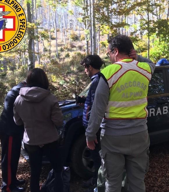 Coppia di escursionisti si perde nei boschi 