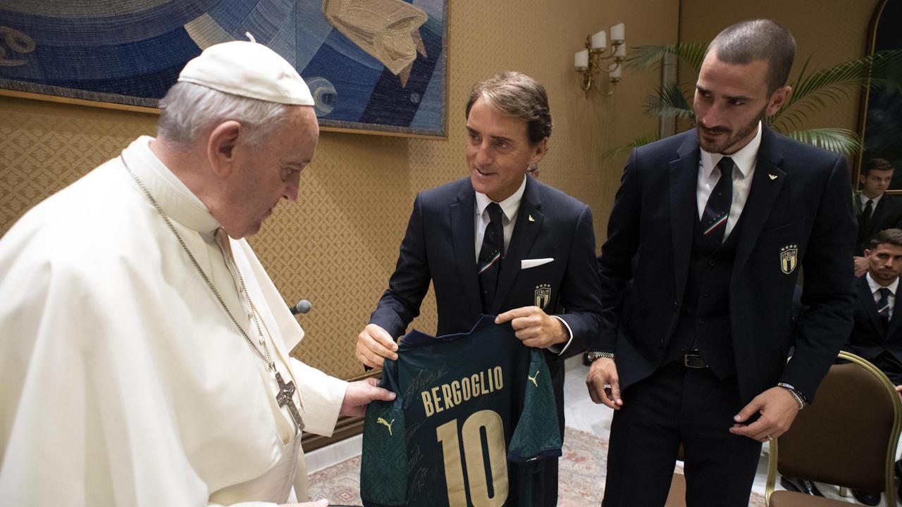 Mancini dona al Papa una maglia della Nazionale