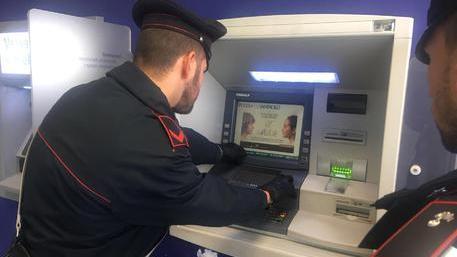Ruba un portafogli in palestra poi utilizza il bancomat, 19enne denunciato